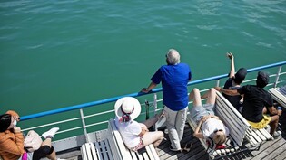 Bei Freizeit- und Feriengästen gleichermassen beliebt: Passagiere geniessen das schöne Wetter auf einer Fahrt mit dem Dampfschiff «Stadt Rapperswil» über den Zürichsee. 