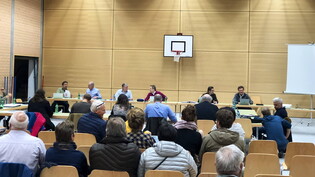 Volksnähe demonstriert: Die Gemeinderatssitzung fand in der Mehrzweckhalle Serneus statt. 