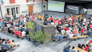 Für einmal im Winter statt im Sommer: Öffentliche Public Viewings im Freien, wie hier während der Fussball-EM im letzten Jahr beim Zaunplatz in Glarus, sind bisher für die WM ab dem 20. November keine geplant.