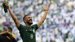Abdulelha Al-Malki lässt sich von den eigenen Fans im Stadion feiern