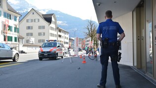 Rein in die Bank und mit einer Tasche voller Geld wieder raus, wo die Polizei schon wartet: Der Plan des Schweizers, im März 2017 die Raiffeisenbank in Näfels zu überfallen, endete schliesslich im Gefängnis.