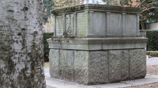 Unscheinbar und trotzdem zu erkennen: Der Nazistein steht seit 1938 mitten auf dem Churer Friedhof Daleu.