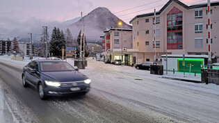 Zentraler Problempunkt: Durch die Bahnübergänge an der Flüelakreuzung in Davos Dorf kommt es oft zu Verkehrsrückstaus bis auf die Hauptstrasse.