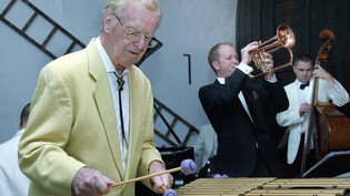 Aus dem Archiv: Hier spielt der 83-jährige Vibraphonist Hazy Osterwald im Hotel «Kronenhof» in Pontresina zusammen mit dem Dani-Felber-Quartett. 