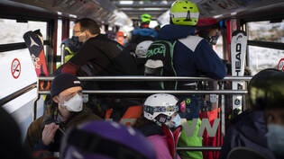 Weiterhin mit Maske: Im öffentlichen Verkehr, und dazu zählt zum Beispiel auch die Parsenn-Bahn im Skigebiet Davos Klosters, gilt bis Ende März weiterhin eine Maskenpflicht.
