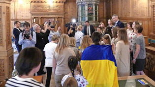 Eigentlich hätte es nur ein Moment zwischen geflüchteten Ukrainern und ihrem Helden Vitali Klitschko werden sollen. Dann bekam die Presse Wind von der Sache.