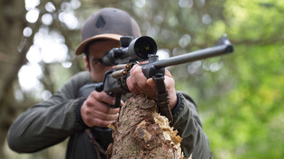 Noch ohne: Ein Jäger nimmt ein Ziel ins Visier – noch ist es ihm nicht erlaubt, einen Schalldämpfer an den Gewehrlauf zu montieren, damit der Knall bei der Schussabgabe abgeschwächt wird. 