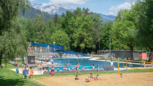 Alle wollen in die Badi: Das Schwimmbad Fontanivas in Ilanz ist am Mittwochnachmittag gut besucht. 