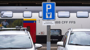 Mit zwei Klicks vom Auto in den Zug: Auf dem Park-and-Rail-Parkplatz am Bahnhof in Landquart wird kurz und knapp informiert, dass zum Bezahlen der Parkgebühr die entsprechende App heruntergeladen werden muss. 