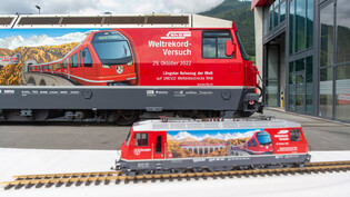 22,5-mal kleiner: Mit der RhB-Lok des Typs GE 4/4 und seinem Märklin-Eisenbahnmodell rührt die RhB die Werbetrommel für den Weltrekordversuch.