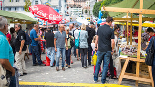 Viel Volk auf den Plätzen und Strassen: Auch der traditionelle Wochenmarkt gehört zum Ilanzer Städtlifest.