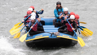 Teamarbeit: Neun Teilnehmende und ein Guide fnden auf einem Schlauchboot Platz.