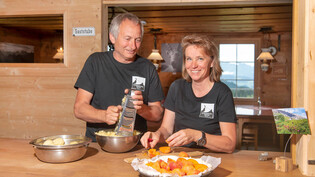 Ein gutes Team: Hanspeter und Petra Dal Ponte rüsten zusammen das Mittagessen und den Zvieri für die Gäste der Schesaplanahütte oberhalb von Seewis im Prättigau. 