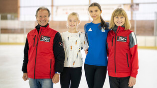 Organisator, Athletinnen und Trainerin: Daniel Fürer, Arischa Pokrasina, Anna Bilokon und Elena Romanova posieren. 