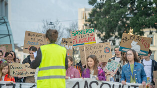 Klare Signale: An ihrer ersten 1,5-Grad-Klimademo in Chur mobilisierte Klimastreik Graubünden im März dieses Jahres zahlreiche Menschen. Erfolg strebt die Organisation nun auch mit einer Petition an. 