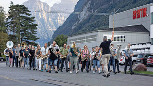 «Vorwärts Marsch»: Die Glarner Musikanten und Musikantinnen bereiten sich spielerisch auf ihren Einsatz am Eidgenössischen vor.