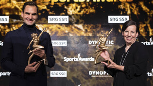 «Er – der Weltstar und ich – die aus Elm»: Als Vreni Schneider an den Sports Awards auf Roger Federer trifft, kann sie es selber kaum glauben – dabei wird sie selber zur grössten Schweizer Sportlerin der letzten 70 Jahre gewählt. Bild:Keystone