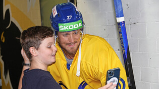 An der Saisoneröffnungsparty nehmen sich HCD-Spieler wie Magnus Nygren auch Zeit für Selfies.