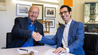 Geoff Richards und Mazda Farshad am 23. September nach der Unterzeichnung des Kollaborationsvertrags. 
