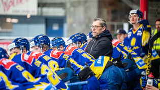 Umsichtiger Chef an der Aroser Bande: Trainer Rolf Schrepfer beobachtet das Spiel seiner Mannschaft.  