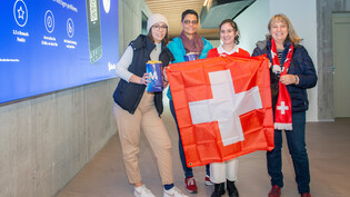 Freudige Fans: Diese Zuschauerinnen nahmen die Schweizer Flagge mit zum Public Viewing.