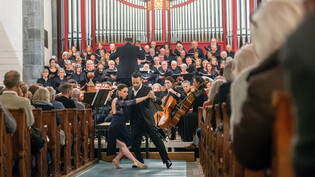 Tango in der Kirche: Virginia Cutillo und Juan Cantone (Mitte) tanzen zu Musik von Luis Bacalov beim Churer Konzert des Bündner Singkreises.
