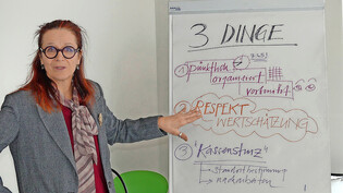 Janina Sakobielski zeigt den Verhaltenskodex für die Lernenden an der Berufsfachschule. 