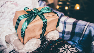 Schönes Geschenk mit wenig Aufwand: Wer schnell Geschenke einpackt oder diesen Auftrag jemandem übergibt, spart viel Zeit und Nerven.