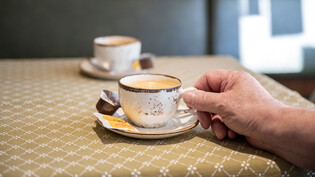 Eine Tasse Solidarität: Mit dem «Café Surprise» bezahlt ein Gast zum eigenen Kaffee eine zusätzliche Tasse, die ein armutsbetroffener Mensch später kostenlos geniessen kann.