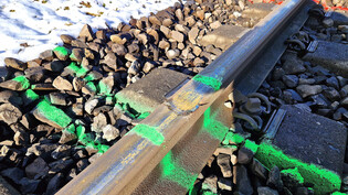 Gleis muss ersetzt werden: Der defekte Dienstzug hat die Schienen richtiggehend aufgerissen.