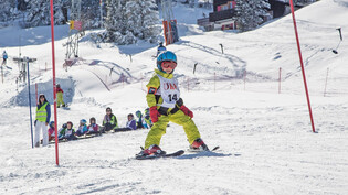 Kleine Skifahrprofis: In den Kindergartenskiwochen von ÖKK lernen Kinder von vier bis sechs Jahren das Skifahren. Bis jetzt ist das Versicherungsunternehmen optimistisch, dass die Anlässe trotz Schneemangellage stattfinden können.