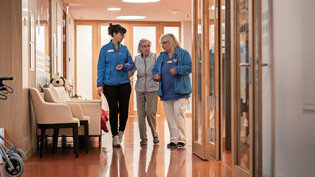 Zufriedene Pflegeleute: Eva Maria Taboada (links) und Susann Schwitter (rechts) arbeiten mit dementen Seniorinnen und Senioren im Altersheim Letz in Näfels und fühlen sich durch die Lohnerhöhung sehr wertgeschätzt.