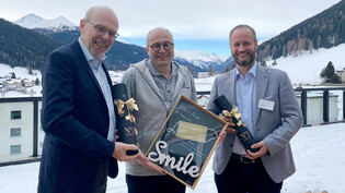 Landrat Jürg Zürcher und Spitaldirektor Daniel Patsch danken Walter Kistler für seinen Einsatz im Davoser Pandemiestab.