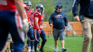 Bittere Niederlage: Broncos-Cheftrainer Geoff Buffum coacht sein Team im Spiel gegen die Thonon Black Panthers bei der Sportanlage Obere Au in Chur.