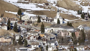 Der Blick vom Skigebiet auf Splügen: Derzeit trennt nicht nur eine Strasse die Bergbahnen und die Gemeinde. Archivbild