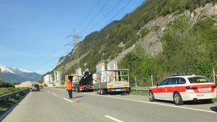 Zwischenzeitlich wurde der Verkehr einspurig an der Unfallstelle vorbeigeführt.