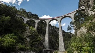 Die Strecke des Bernina-Express führt von Chur über die Alpen bis nach Tirano in Italien.