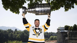 Mark Streit posiert Anfang August mit der Stanley-Cup-Trophäe in Bern.