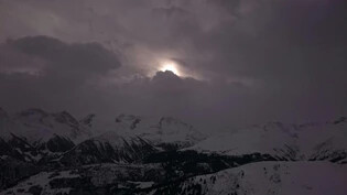 Das Sturmtief Burglind sorgt für Lawinengefahr: Mehrere Schweizer Orte sind deshalb aktuell von der Aussenwelt abgeschnitten - auch in Graubünden. 