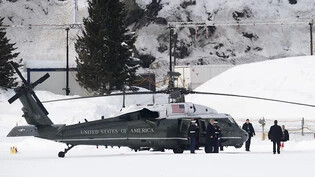 US-Präsident Donald Trump steigt in Davos aus einem amerikanischen Black Hawk aus.