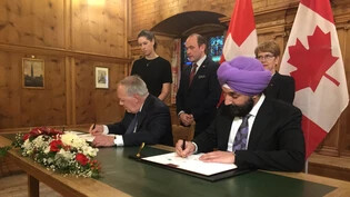 Wirtschaftsminister Schneider-Ammann und sein kanadischer Amtskollege Bains unterzeichnen in Davos eine gemeinsame Absichtserklärung.