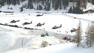 Grossaufgebot: Die Helis fliegen ein und landen beim Davosersee.