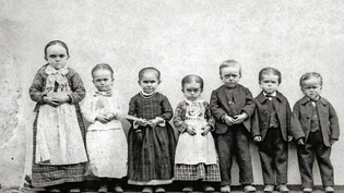 Lange rätselhaft, aber nicht ausgestossen: Sieben der acht Kleinwüchsigen von Samnaun, von denen die meisten weniger als einen Meter gross wurden. Pressebild