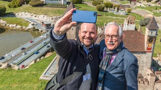 «Stapi» Martin Stöckling und Ortsgemeindepräsident Matthias Mächler schiessen ein Selfie mit dem Mini-Schloss...