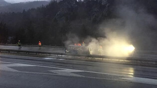 Auf der A13 Fahrtrichtung Süd bei Domat/Ems ist ein Fahrzeug in Brand geraten.