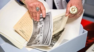 Teure Schachteln: Silke Redolfi zeigt den Inhalt eines Nachlasses  im Frauenkulturarchiv Graubünden in Chur.