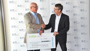 Thomas Schmidheiny (links) gratuliert Paul Zbinden zum Innovationspreis.