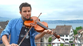 Levin Deger liebt den warmen Klang und die Form seiner Viola.  