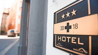 Wichtige Orientierungsgrösse für Gäste: Ein Schild macht auf die Sterneklassifizierung eines Hotels aufmerksam.