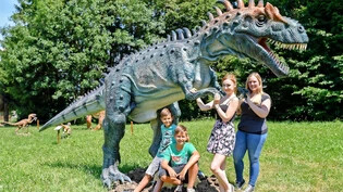 Kuscheln mit dem Dinosaurier: Besonders Kinder und Jugendliche finden die Urechsen unwiderstehlich. Pressebild